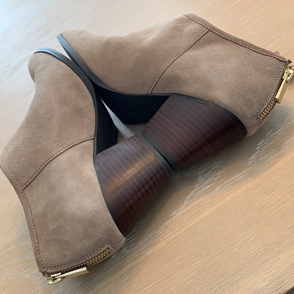 Bella Vita Leather booties, open on side, zipper in back, new in box Sz 8.5W - Picture 5 of 12